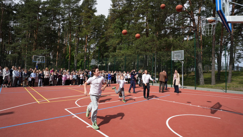 Rīgas Jaunciema pamatskolā atklāts jauns sporta laukums