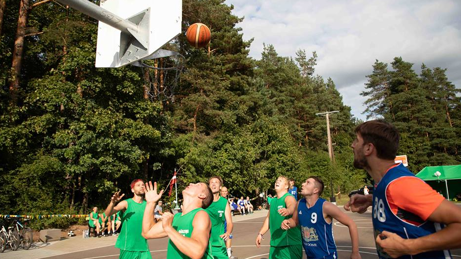 Atklās Dārziņu apkaimes sporta laukumu