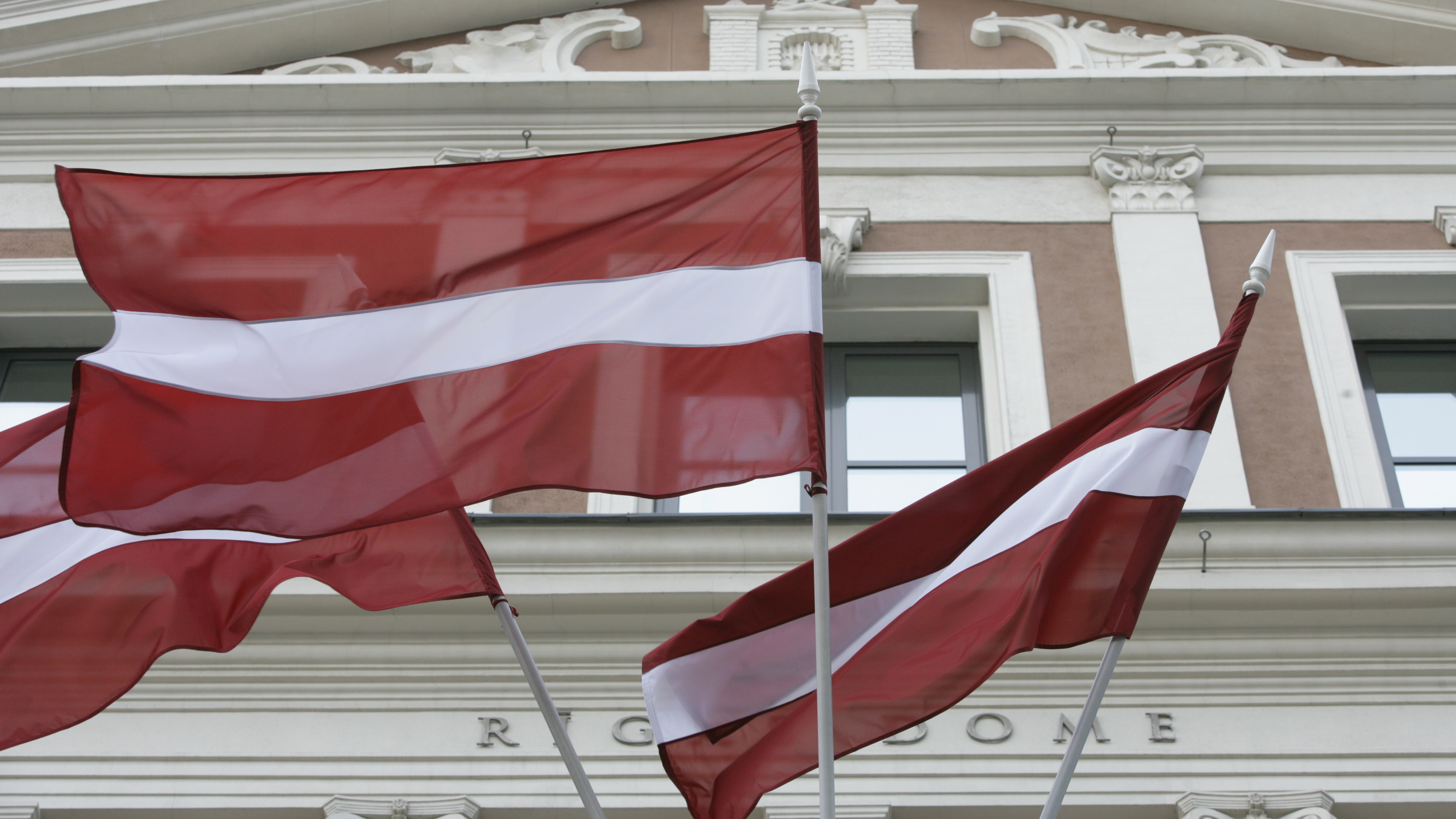 Pacels karogus barikāžu aizstāvju atceres dienā