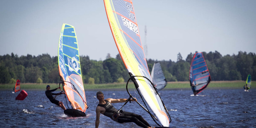 Noslēgušās sacensības vindsērfingā "Riga Cup"