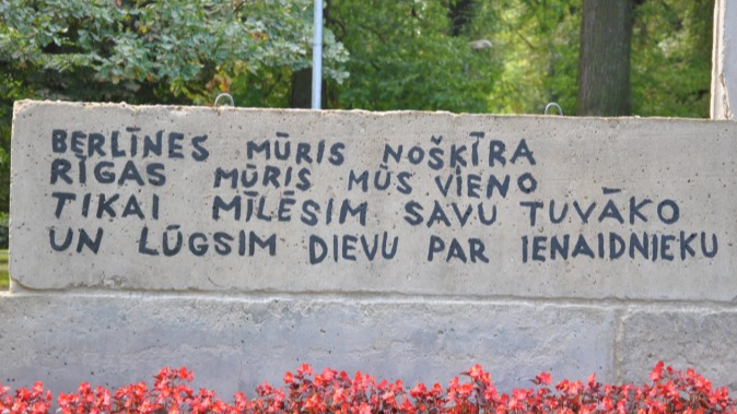 30 GADU MIERĪGAJAI REVOLŪCIJAI VDR  