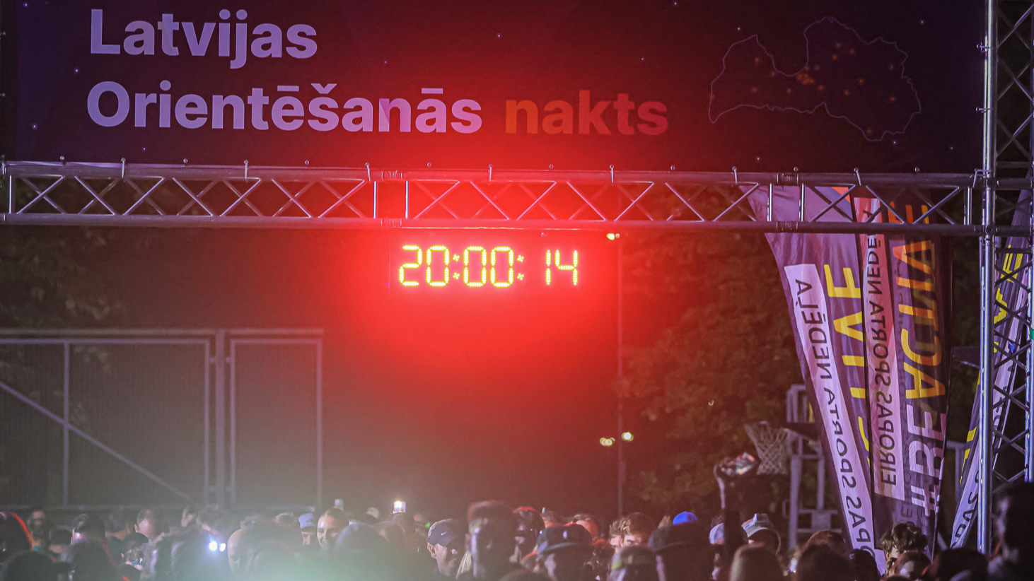 Desmitā Latvijas Orientēšanās nakts Rīgā pulcē rekordlielu dalībnieku skaitu