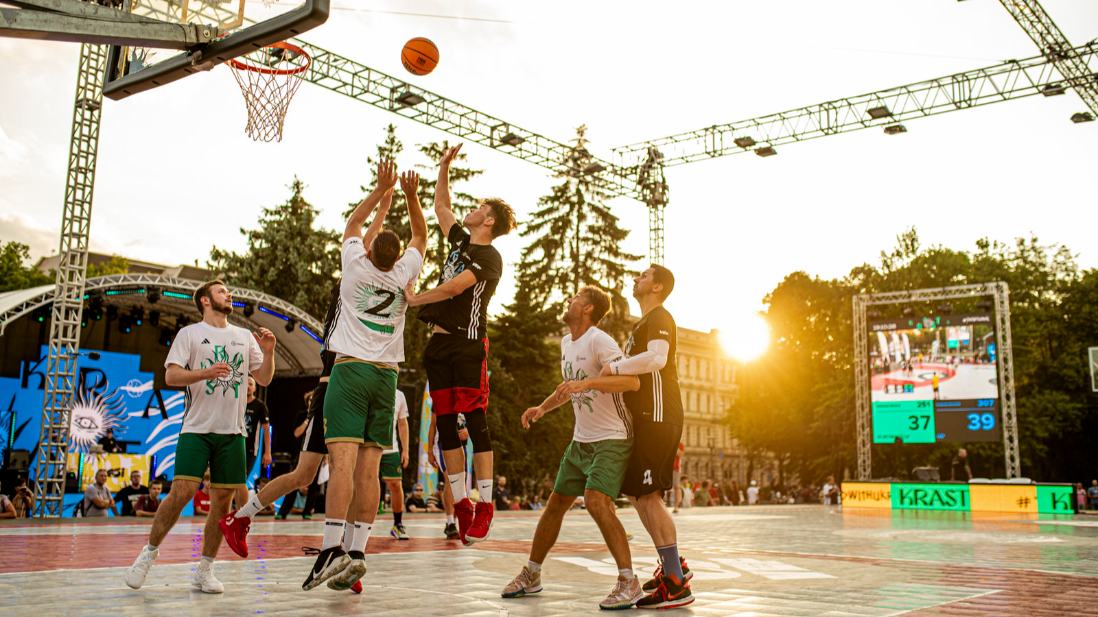  "Krastu mačs" Esplanādē: politiķi, aktieri, aktrises, mūziķi un influenceri sacentīsies basketbola laukumā