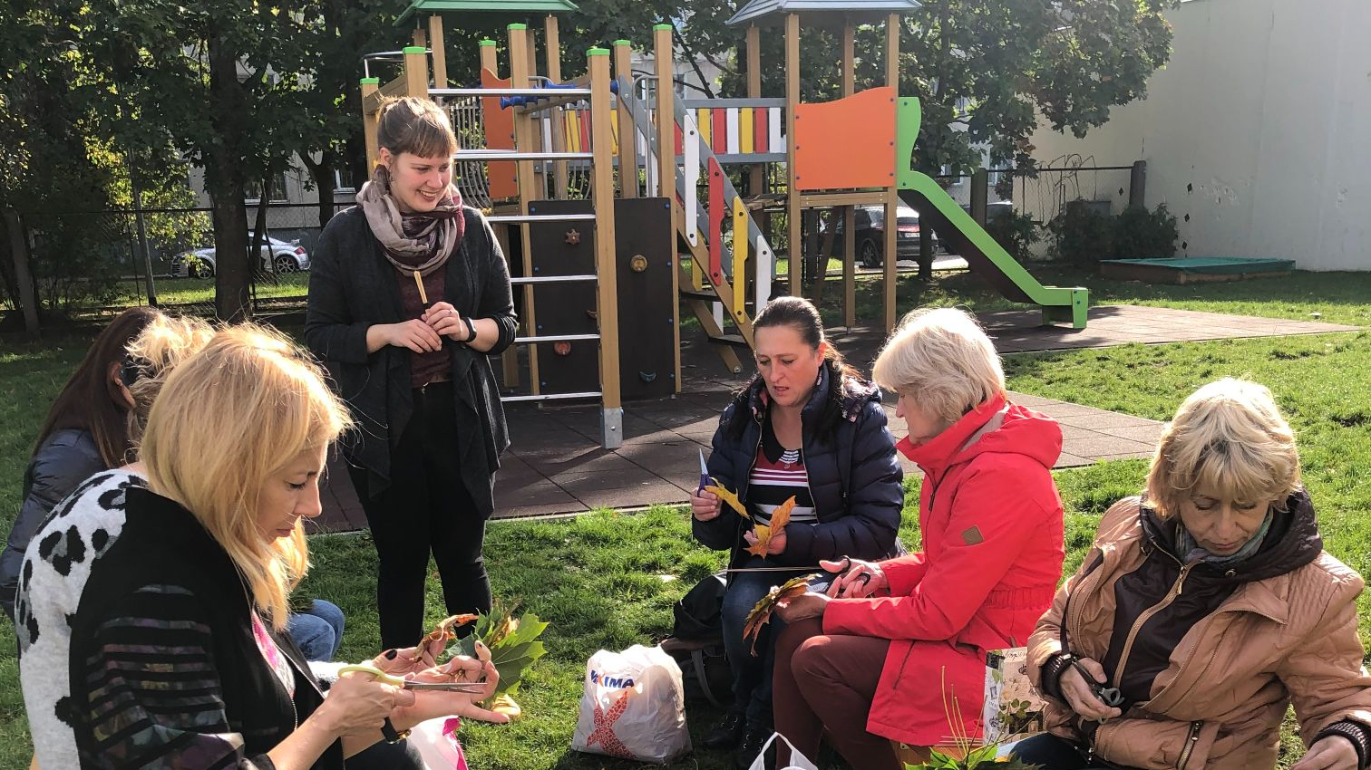 Pedagogi piedalās meistarklasē “Kļavu lapu cepures pīšana”