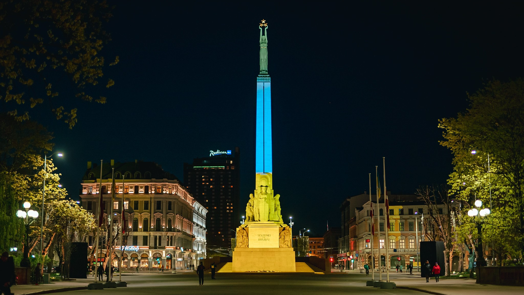 Godinot Ukrainā cietušos un bojāgājušos, Brīvības pieminekli izgaismos Ukrainas karoga krāsās