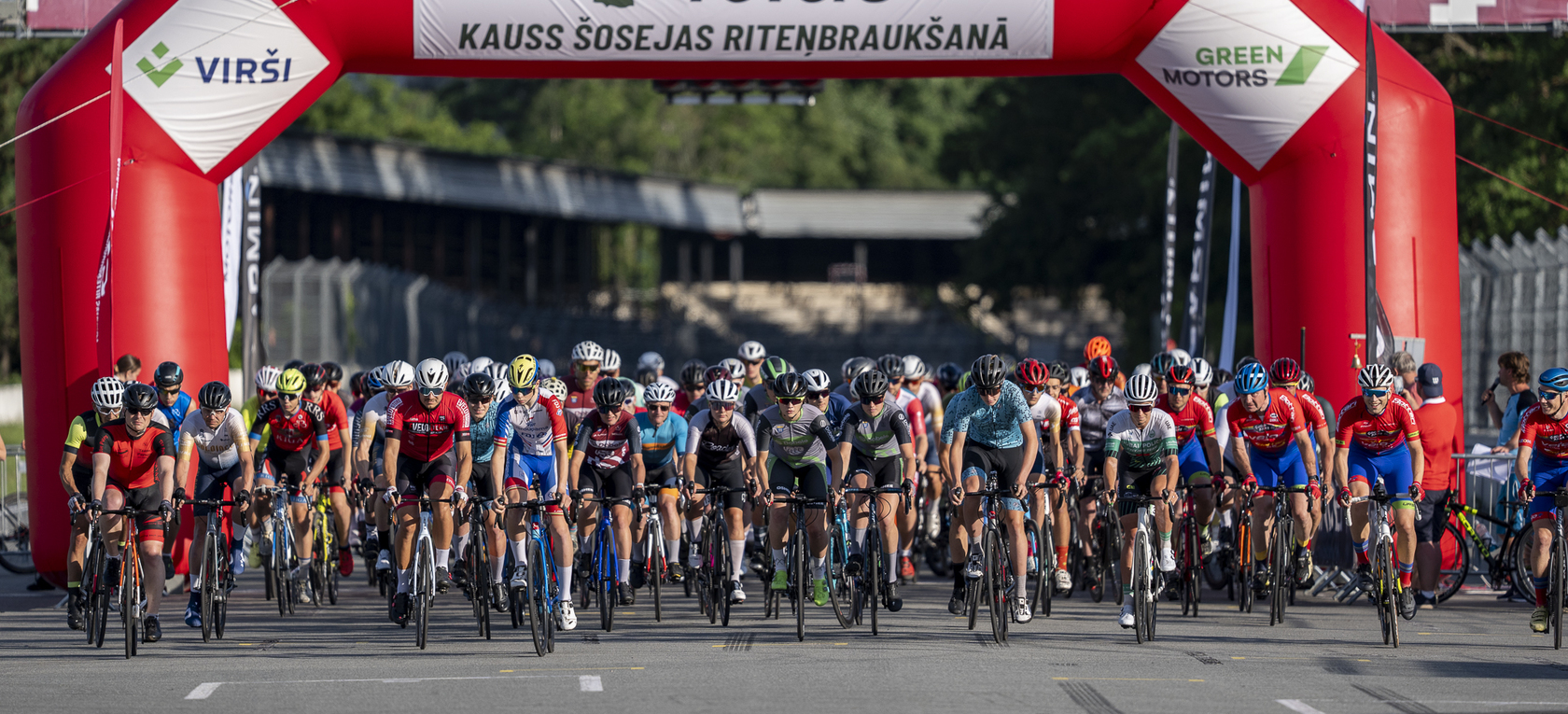 “Vēvers kausā” kupls dalībnieku skaits; grupas braucienā uzvar Klismets un olimpiete Baleišite