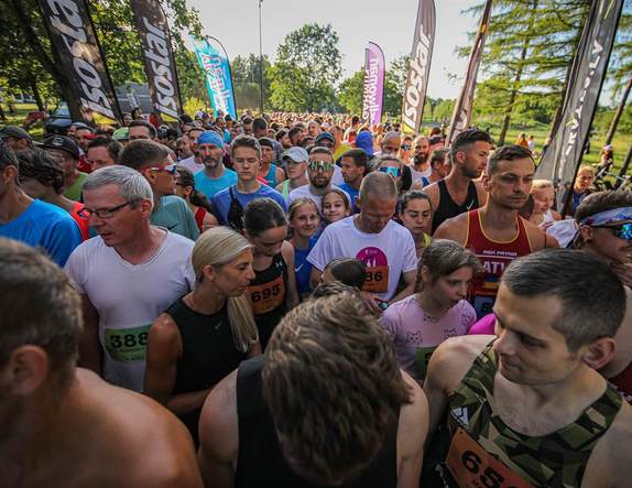 Ar rekordskaitu dalībnieku un vairākiem jaunumiem Uzvaras parkā sākusies “Izskrien Rīgu” jaunā sezona 