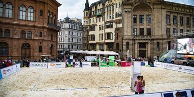 Doma laukumā visu nedēļu spēlē pludmales volejbolu