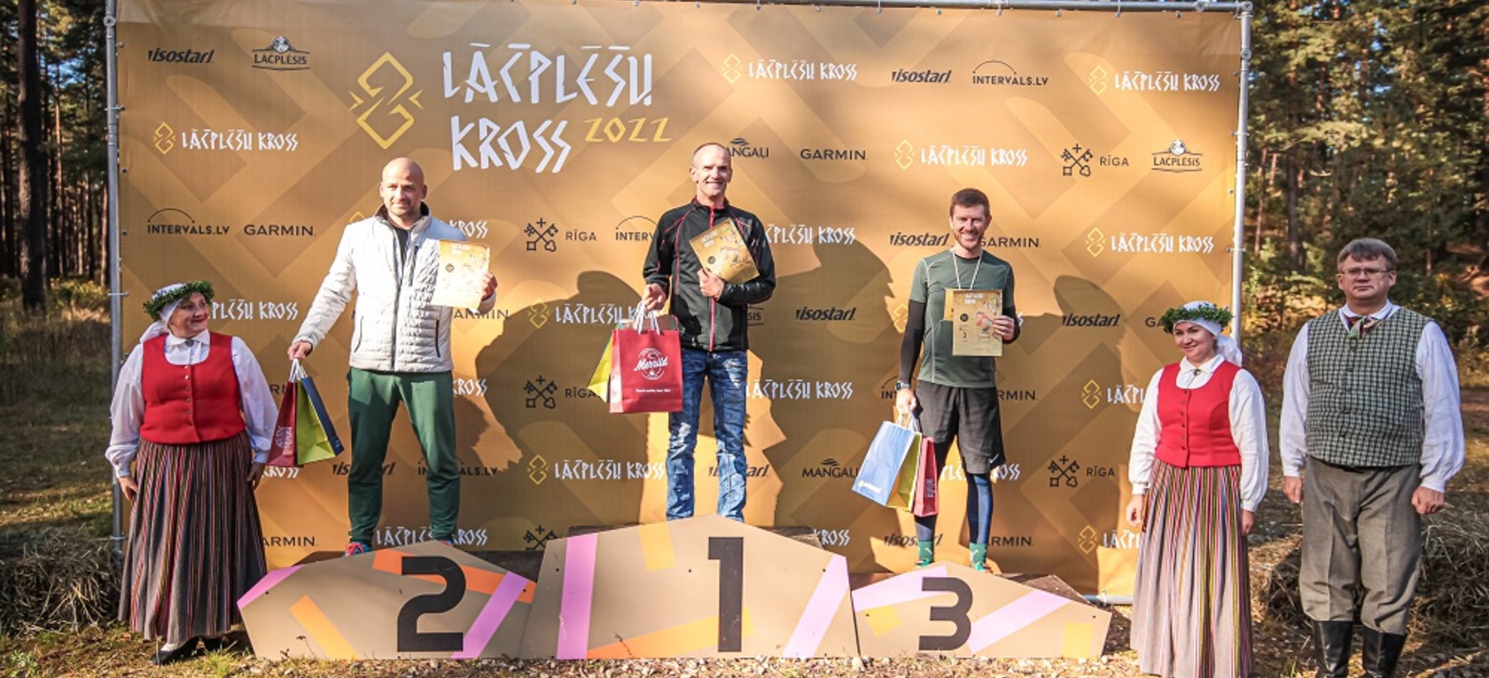 Patriotiskais taku šķēršļu skrējiens “Lāčplēša kross” pulcē teju tūkstoti dalībnieku