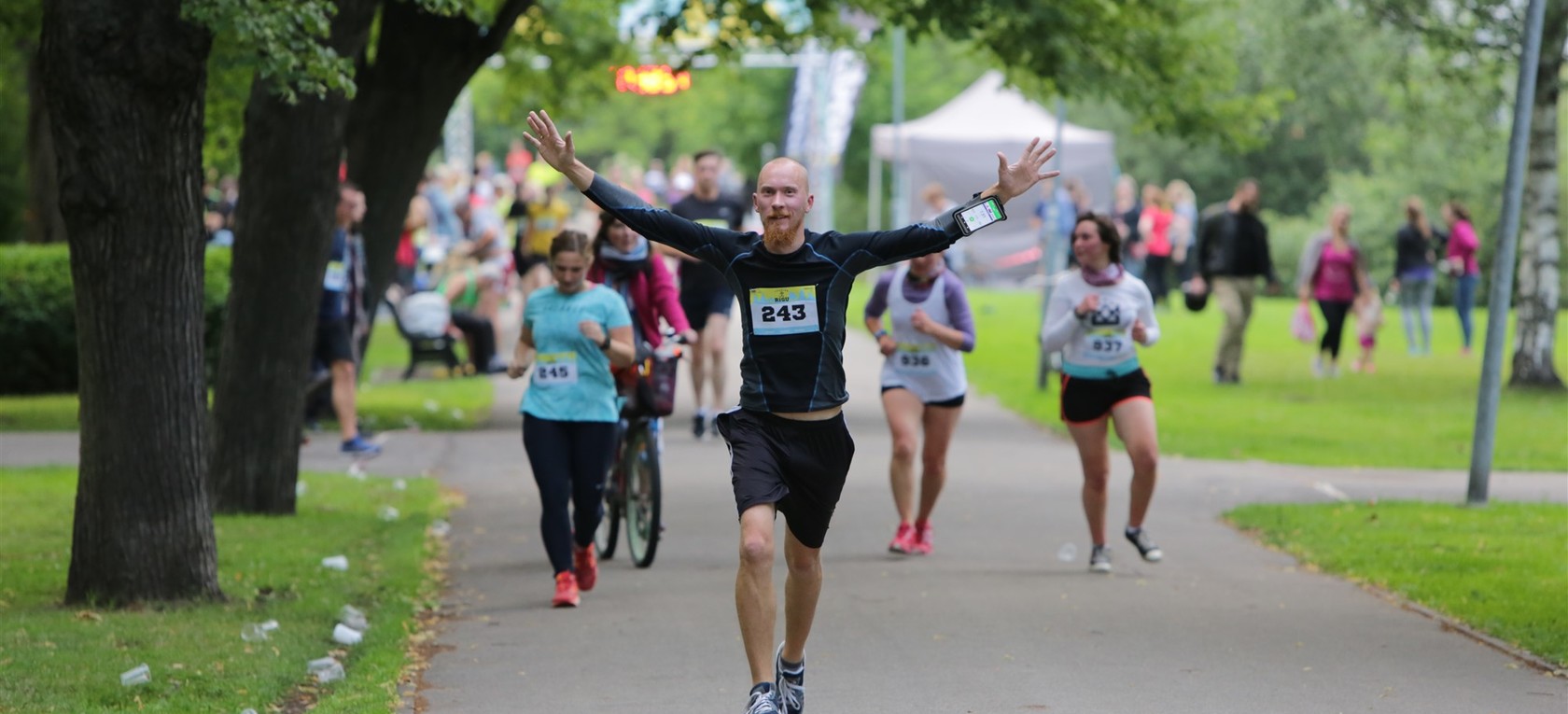 Noslēgumam tuvojas populārais skriešanas seriāls "Izskrien Rīgu!"