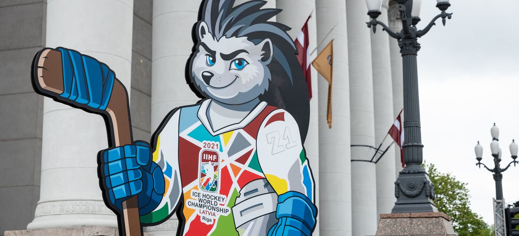 Rīgas ielās ezis “Spiky”gaida hokeja līdzjutējus