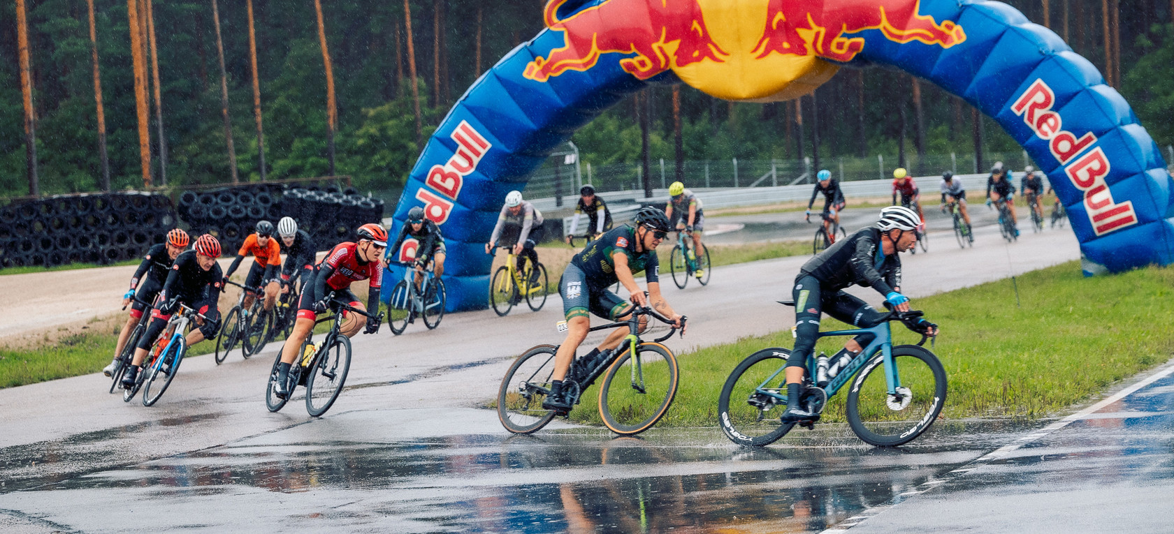 Spītējot laikam, vairāk nekā 300 dalībnieki bauda “Biķernieku trases velo svētkus”