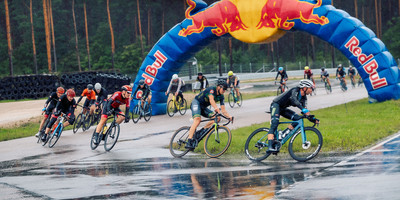 Spītējot laikam, vairāk nekā 300 dalībnieki bauda “Biķernieku trases velo svētkus”