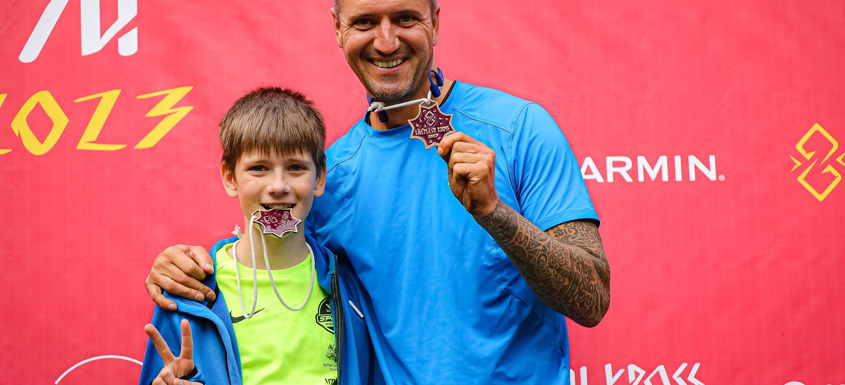 Ar kuplu dalībnieku skaitu aizvadīts patriotiskais taku šķēršļu skrējiens “Lāčplēšu kross”