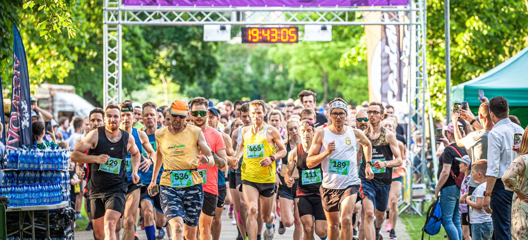 Ar rekordlielu dalībnieku skaitu sākusies “Izskrien Rīgu” seriāla astotā sezona