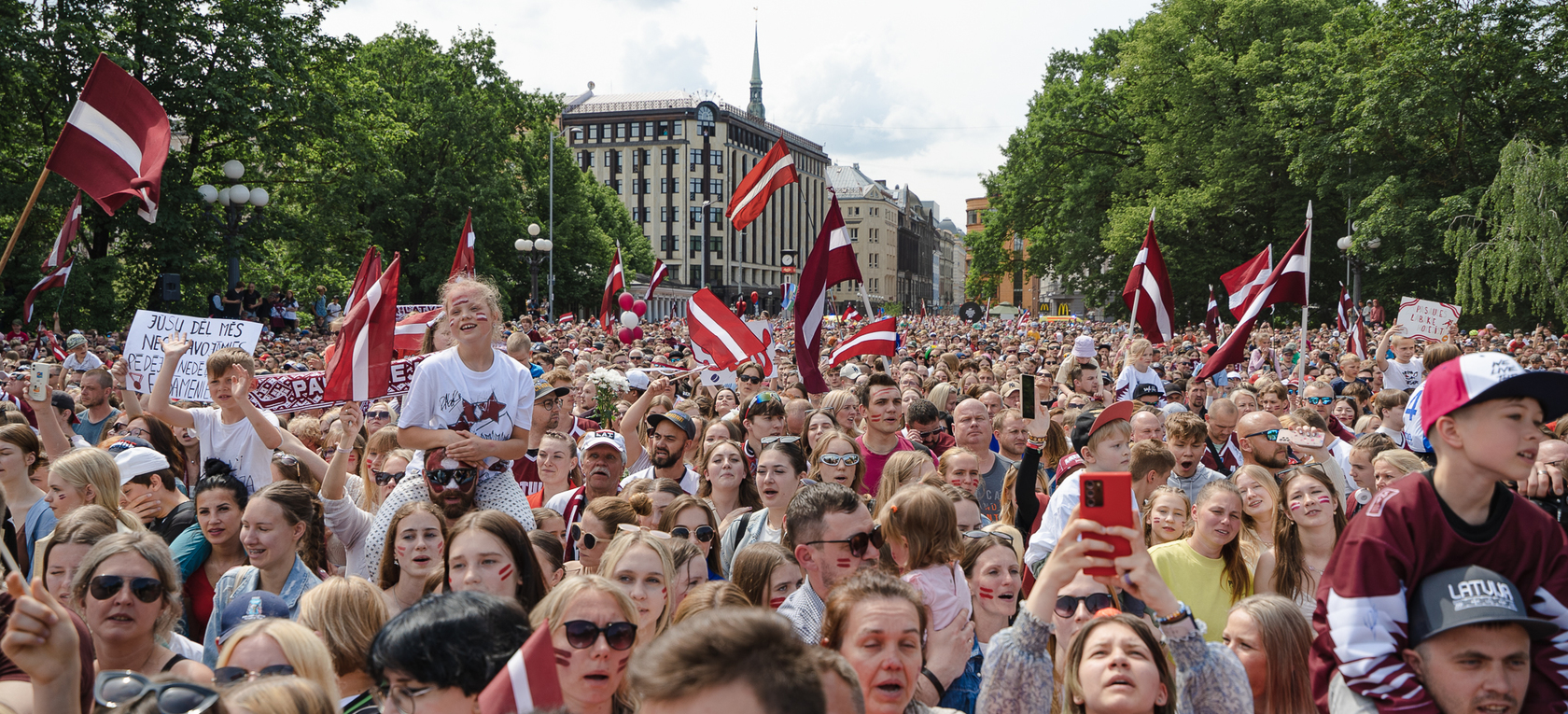 Pie Brīvības pieminekļa sumina Latvijas hokeja izlasi ar iegūto bronzas medaļu