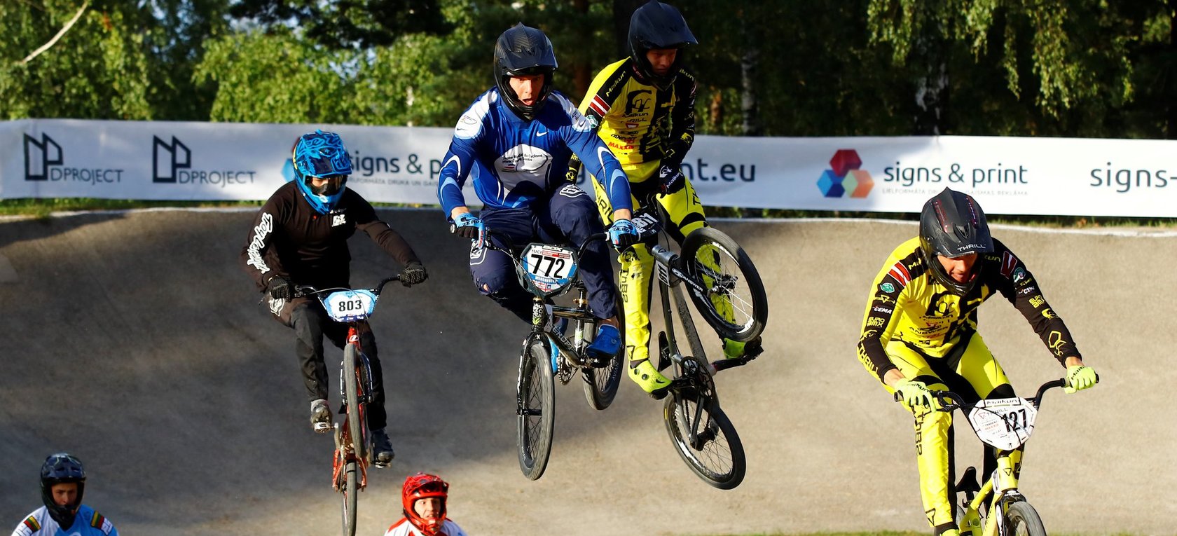 Mežaparkā cīnījās BMX sportisti